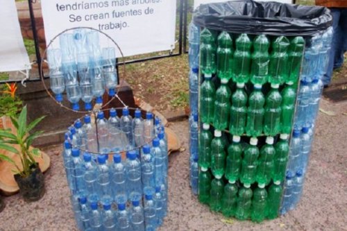 Cestos reciclados feitos de garrafas