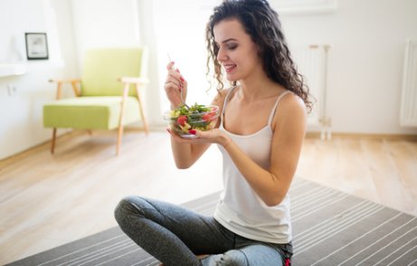 Mulher comendo salada