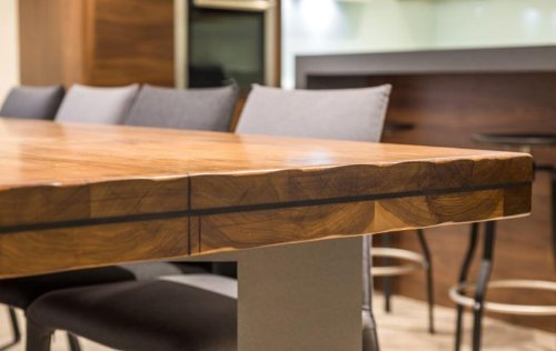 Pode consertar objetos de madeira dando um estilo único aos móveis