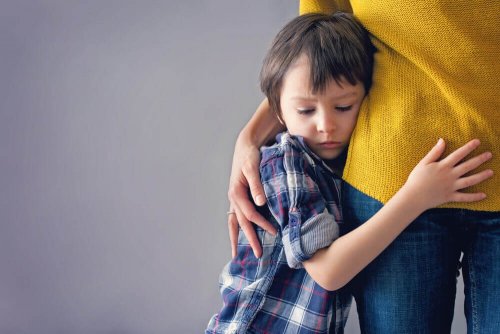 Filho abraçando sua mãe