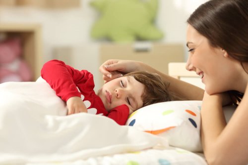 Mãe observando seu filho dormir