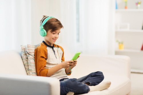 Menino jogando videogame-carência afetiva em crianças