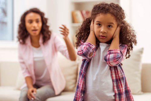 Filha nãe escutando a mãe