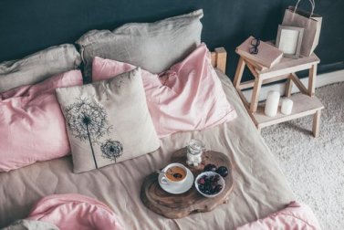 5 dicas para decorar a cama e fazê-la parecer sempre perfeita