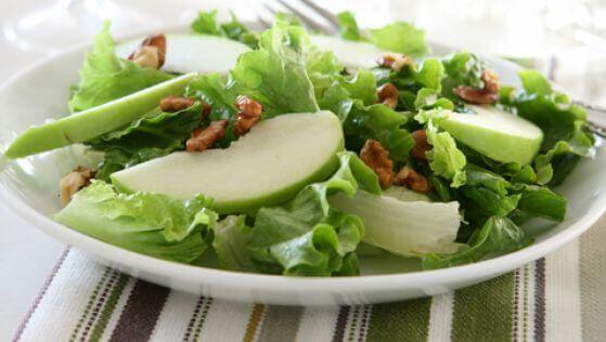Deliciosa salada de maçã verde e salsão