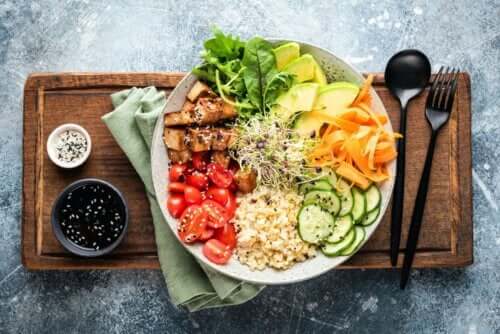 Como fazer uma dieta anti-inflamatória para tratar o ácido úrico