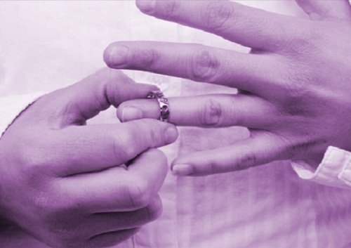 Homem tirando aliança porque seu casamento acabou