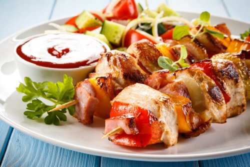 Espetos de frango com vegetais