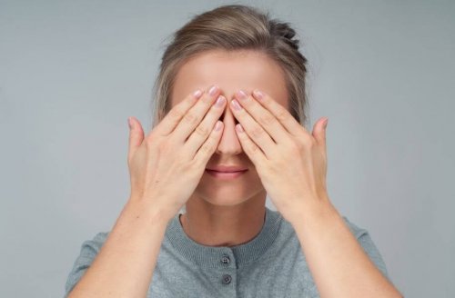 Fazer massagem nos olhos envolve cuidar da higiene dos olhos