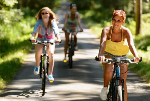 Mulheres andando de bicicleta