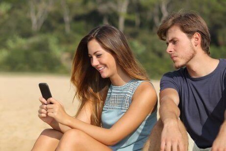 Homem olhando celular da mulher
