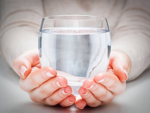Beber bastante água ajuda a aliviar a prisão de ventre infantil