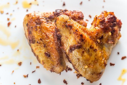 Delicioso frango assado com limão e legumes