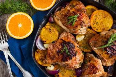 Delicioso frango assado com laranja e alecrim