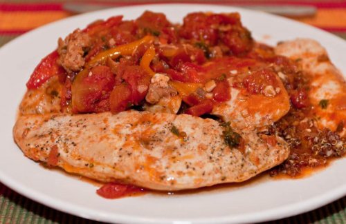Peito de frango com tomate