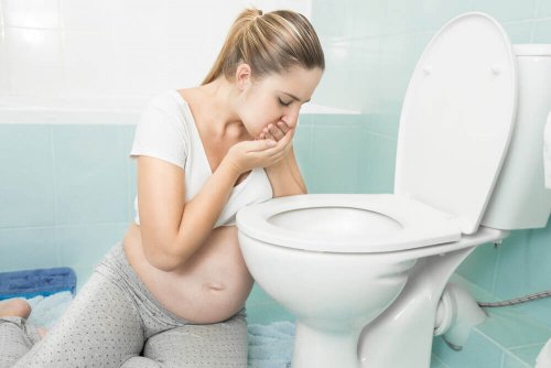 Mulher grávida sentindo enjoos