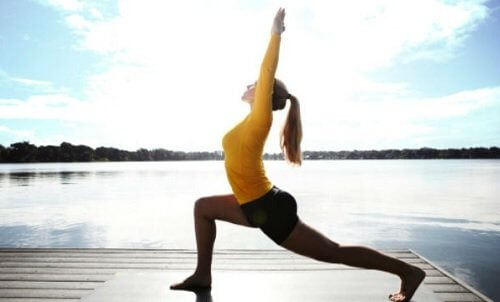 Mulher praticando posturas de ioga para recarregar as energias