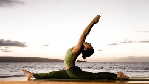 Mulher praticando ioga para ajudar a queimar calorias