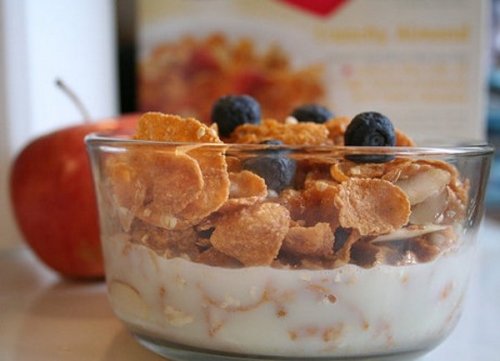 Iogurte com cereal e frutas