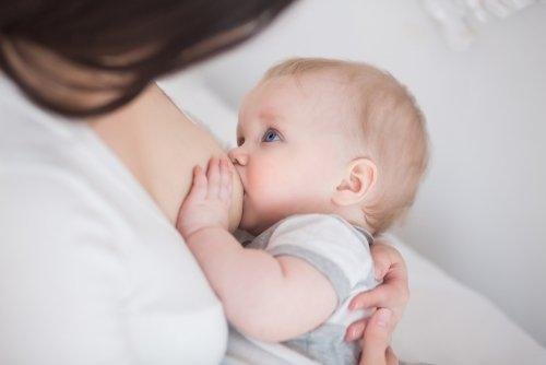 Bebê mamando no peito da mãe
