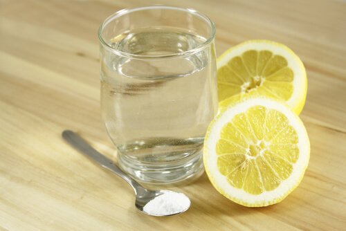 Água com bicarbonato e limão ajuda a reduzir a dor abdominal