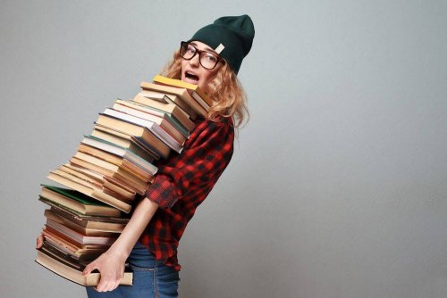 Menina carregando livros velhos