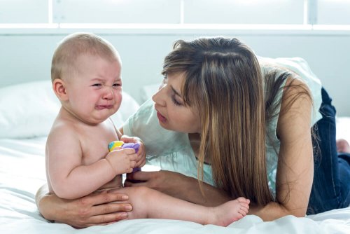 Mãe com uma criança que chora