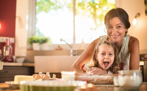 Mãe em casa com sua filha