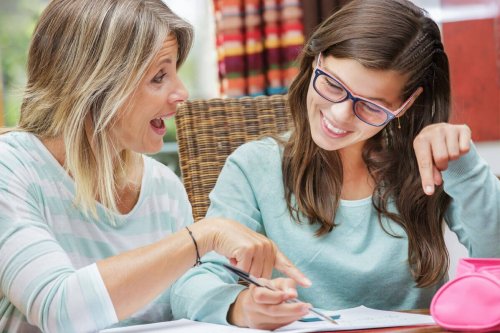 Mãe com sua filha adolescente