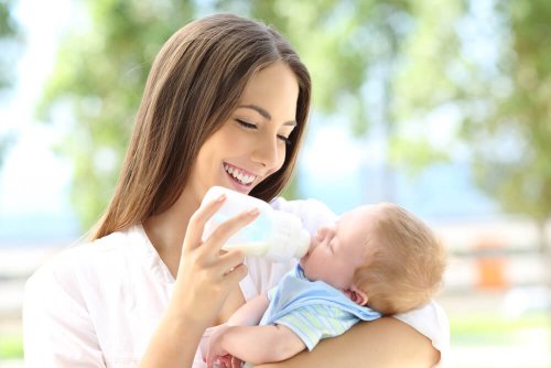 Mãe aplicando o método Kassing com o bebê