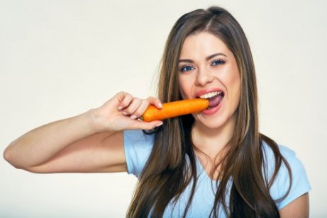 Mulher comendo cenoura
