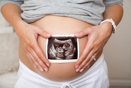 Ultrassonografia que mostra um bebê saudável sem incompetência istmocervical