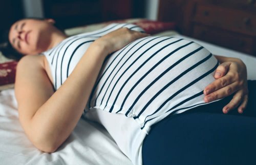 Mulher grávida deitada com sono