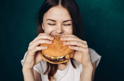 Mulher comendo hamburguer