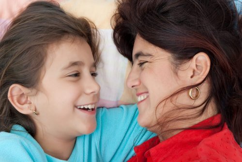 Mãe ensinando a sua filha a conversar