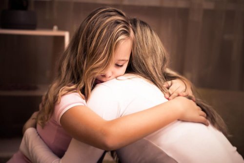 Mãe e filha se abraçando