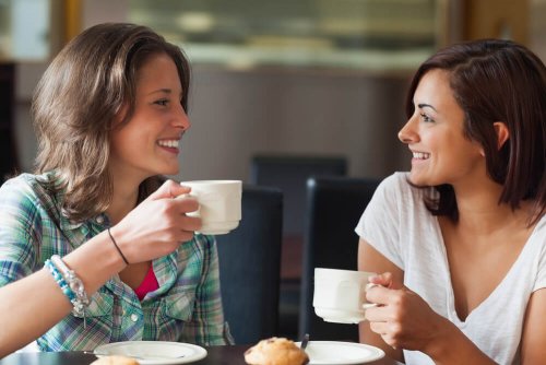 Mulheres bebendo café e conversando