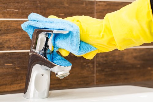 Passar um pano toda vez que usar as torneiras ajuda a simplificar as tarefas de casa