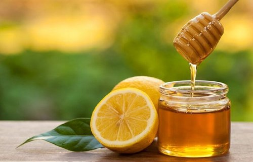O mel com limão é um tratamento para a pele gordurosa