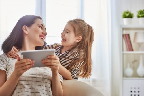 Mãe e filha viciadas na tablet