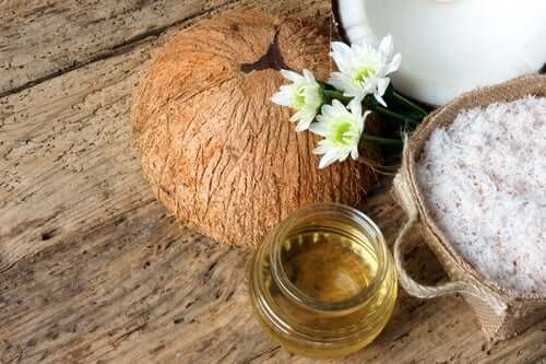 Além de hidratar os pés quando estão muito secos, o óleo de coco também elimina as células mortas