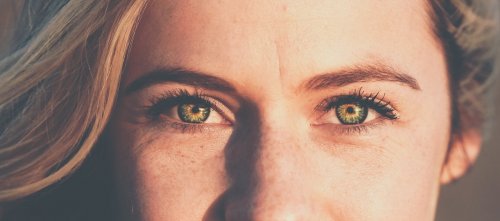 Mulher sem olhos cansados