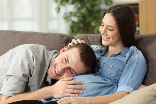 Casal sentindo seu bebê chutando