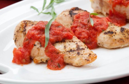 Receita para preparar peito de frango com tomate