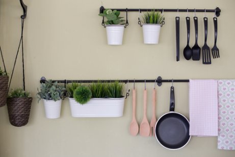 4 maneiras econômicas de fazer uma prateleira de cozinha