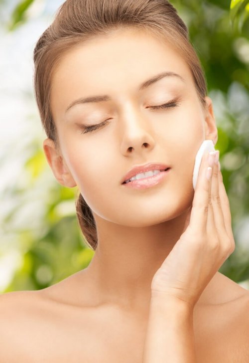 Mulher aplicando um tônico facial