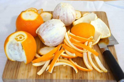 Tire a casca da laranja para preparar um delicioso flã de laranja