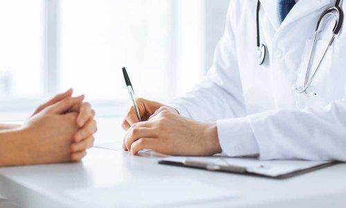 Pessoa consultando o médico sobre o câncer de pulmão