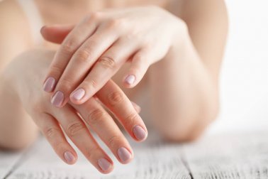 Cuidados básicos para proteger as mãos do sol