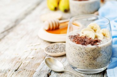 Pudim de banana e chia sem lactose para estimular sua digestão